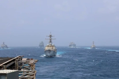 Buques de guerra estadounidenses permanecen desplegados en Oriente Medio tras la nueva escalada militar con Irán.