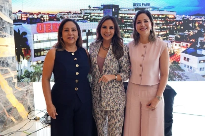 La periodista Estéfani Espín (medio) fue la moderadora del evento.