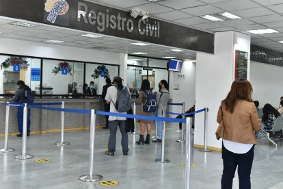Usuarios realizando trámites en una agencia del Registro Civil.