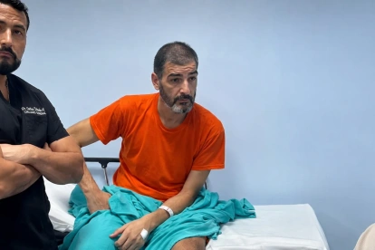 Aquiles Álvarez conversa con su médico tratante y su abogado durante la atención médica registrada en el video filtrado.