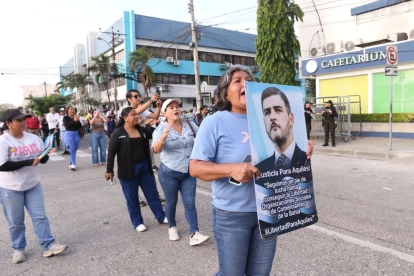Seguidores de Aquiles Álvarez se reunieron en los exteriores de una clínica en el sur de Guayaquil, este miércoles 8 de julio.