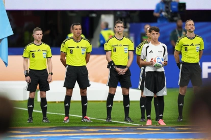 Francois Letexier (c) fue el árbitro del Argentina - Egipto del Mundial 2026. Las críticas le cayeron encima.
