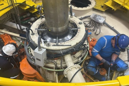 Técnicos realizan mantenimientos a una central eléctrica de Celec.
