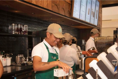 El local de Starbucks en la planta alta del Mall del Sol será la primera cafetería de la cadena en Guayaquil. La apertura está prevista para el 16 de julio de 2026.