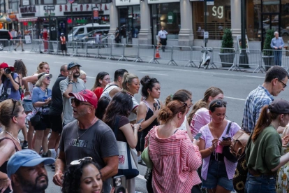 Seguidores de la pareja se congregan en las calles tras el revuelo por los artículos de la boda.
