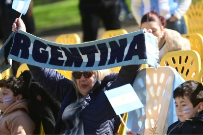 Una mujer reacciona en un Fan Fest previo al partido entre Argentina y Egipto por el Mundial de la FIFA 2026.