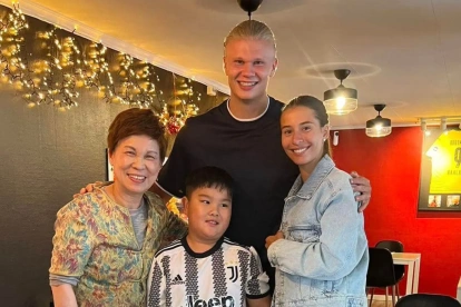 Haaland y su novia, Isabel Haugseng, junto a Hui Zhu Wang, dueña del Wen Hua House, el restaurante favorito de la infancia de Erling.