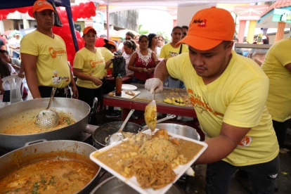 Emprendedores sirven platos a base de cangrejo en el festival en Naranjal.