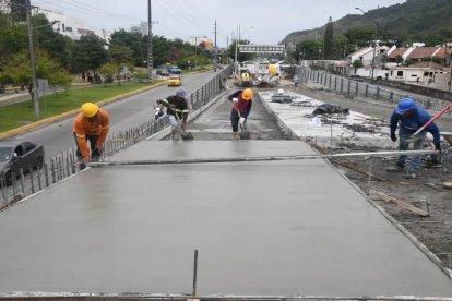 Guayaquil habilitará el primer tramo del paso elevado de la avenida del Bombero.