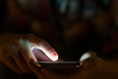 Usar el celular antes de dormir puede dificultar la conciliación del sueño.