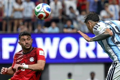 El momento histórico en que el argentino Enzo Fernández anota de cabeza el gol 3.000 en la historia de la Copa Mundial de la FIFA.