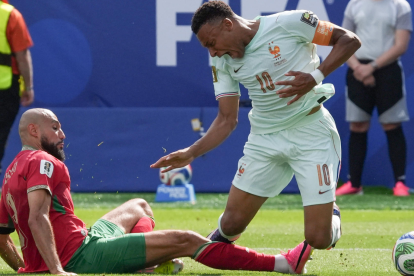 Kylian Mbappé, derribado en el juego contra Marruecos, en el Mundial 2026.