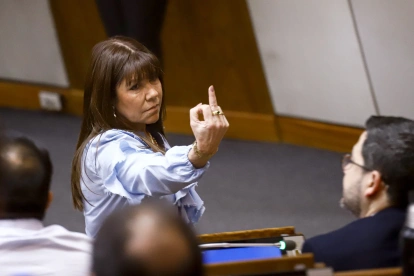Fotografía de archivo, en la que se captó a la senadora paraguaya Celeste Amarilla (2i), al hacer con su mano derecha un gesto grosero, durante una sesión plenaria en la Cámara de Diputados, en Asunción (Paraguay).