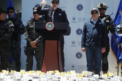 El ministro de Justicia y Seguridad de El Salvador, Gustavo Villatoro (c), fue captado este 8 de julio, durante la presentación de un cargamento de droga y de seis extranjeros detenidos en el operativo, en San Luis La Herradura (El Salvador).