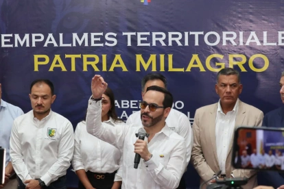 El presidente electo, Abelardo de la Espriella (c), habla durante una reunión con integrantes de su gabinete de Gobierno y autoridades locales este miércoles, donde prometió descentralizar el poder. Cúcuta (Colombia).