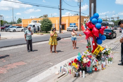 Lorenzo Salgado Jr. (D) rinde homenaje en el lugar donde su padre, Lorenzo Salgado Araujo, fue asesinado el 9 de julio de 2026 en Houston, Texas.