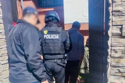 Cinco adultos fueron detenidos y un adolescente aislado durante el operativo policial del 9 de julio por el asesinato del gerente financiero universitario.