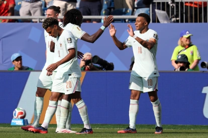 Kylian Mbappé (d) puso el primer gol en la victoria 2-0 de Francia ante Marruecos.
