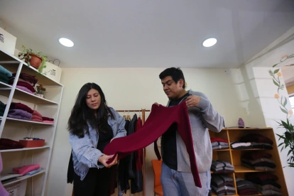 Emprender. Natalie y Dennis Díaz transformaron el oficio familiar del tejido en Runawana, una marca que fusiona diseño e identidad quiteña.