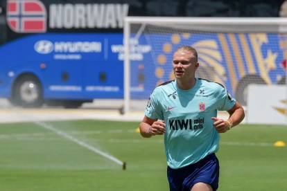Erling Haaland de Noruega entrena este jueves, en el estadio Chase en Miami (EE.UU.).