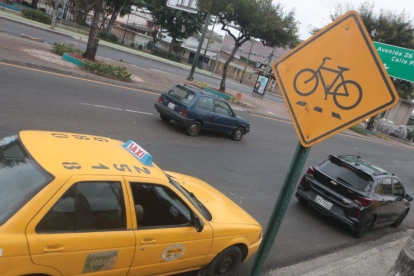 La señalética indica que en la avenida Velasco Ibarra nacía la ciclovía que conectaba con la avenida Barcelona y que fue sacada tras obras de reasfaltado.