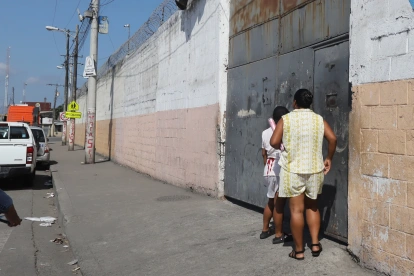 Padres de familia acudieron hasta la institución para retirar a sus hijos.