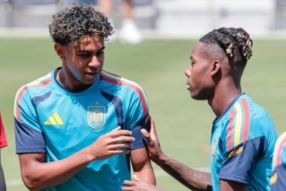 España en el Mundial 2026: los jugadores Nico Williams (der.) y Lamine Yamal durante un entrenamiento.
