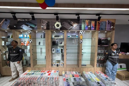 La Policía Nacional incautó 2.360 accesorios para celulares con presuntas marcas falsificadas durante un operativo en un local de La Mariscal, en Quito.