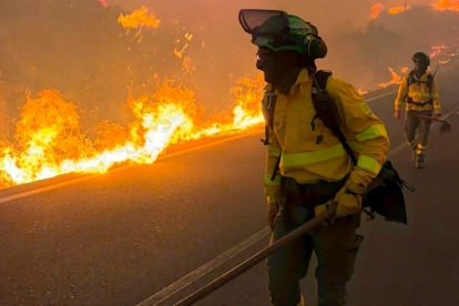 Bomberos trabajan en el incendio en el que seis personas han muerto en el municipio almeriense de Los Gallardos.