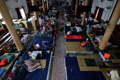 Residentes taiwaneses descansan dentro de una iglesia convertida en centro de evacuación temporal en preparación para el tifón Bavi, en el municipio de Guangfu, condado de Hualien, Taiwán, el 10 de julio de 2026.