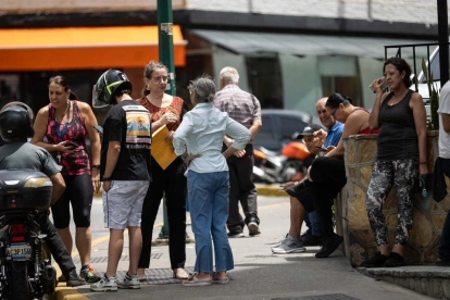 Residentes permanecen en la calle tras el temblor de magnitud 3,9 registrado este viernes en Caracas.