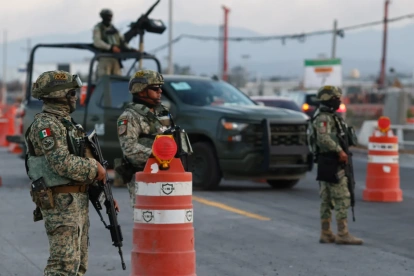 Integrantes del Ejército de Mexico realizando un operativo en Guadalajara (México).