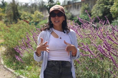 Emilia Moreno, en medio de salvias mexicanas de los vecinos de la Antonio Flores Jijón, en Bellavista, norte de Quito, muestra abejas Maya y bungas, que no se dejaron fotografiar.