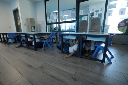 Los estudiantes se ubicaron debajo de sus pupitres ante la primera alerta, como parte del simulacro efectuado el pasado jueves 9 de julio en el Ecomundo.