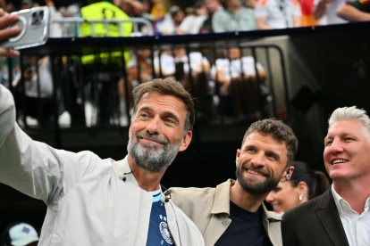 El entrenador Jurgen Klopp (izq.), junto a las glorias del fútbol alemán Thomas Muller y Bastian Schweinsteiger.