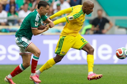 Jayden Adams (der.), con Sudáfrica, en el partido contra México, en el Mundial 2026.