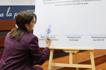 Mercedes Caicedo, presidenta del Consejo de la Judicatura, en la firma del convenio.
