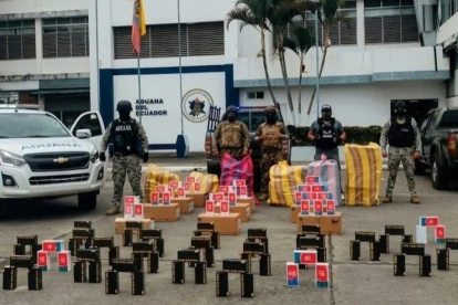 Los militares mostraron los objetos decomisados en el sector de La Bahía, en el centro de Guayaquil.