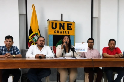 Gabriela Menéndez, presidenta de la UNE Guayas, durante la rueda de prensa en la que denunció el incremento de amenazas y extorsiones contra docentes.