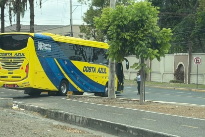 La maniobra del conductor de este bus interprovincial fue captada por una ciudadana en vía a la costa, noroeste de Guayaquil.