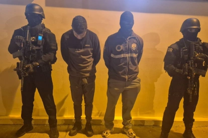 El operativo dejó a cuatro personas detenidas por su presunto vínculo con una red de tráfico de migrantes en Ecuador.