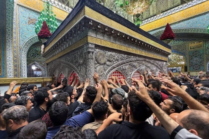Peregrinos visitan el santuario del Imán Reza tras el funeral del líder iraní Ali Jamenei, en Mashhad.