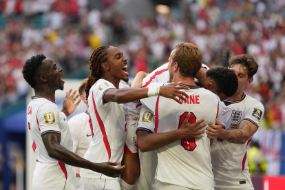 Jugadores de Inglaterra celebran un gol de Jude Bellingham este sábado, en un partido de cuartos de final del Mundial de la FIFA 2026 entre Noruega e Inglaterra en el estadio Hard Rock en Miami.