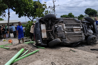 El accidente causó pánico en los habitantes de la comuna Zapotal en la vía Santa Elena - Guayaquil