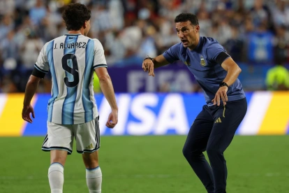 Lionel Scaloni (der.) le da instrucciones al delantero Julián Álvarez, de Argentina, en el partido contra Suiza por el Mundial 2026.