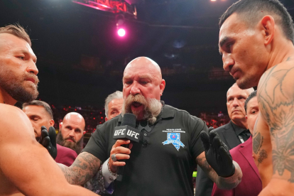 Conor McGregor (izq.) en su pelea del 11 de julio, en la UFC.