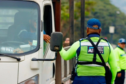 En una semana, dos agentes de tránsito fueron denunciados en Guayaquil por pedirle coimas a motorizados.