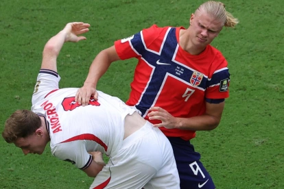 El rubio Erling Haaland, de Noruega, disputa un balón en el partido contra Inglaterra, en el Mundial 2026.