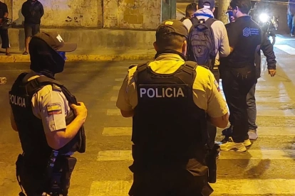 Policías realizaron las primeras diligencias e iniciaron la recolección de indicios tras el asesinato de David Gabriel Macías Villamar en una urbanización de Olón.