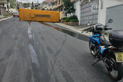 El vehículo pesado bloqueó parcialmente la vía en este sector del norte de Guayaquil.